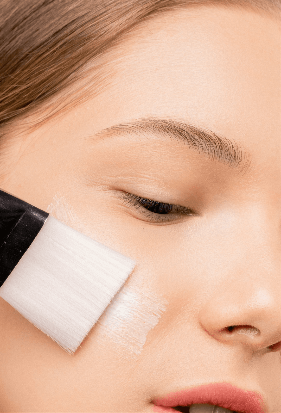 Rostro de mujer en primer plano con análisis de piel